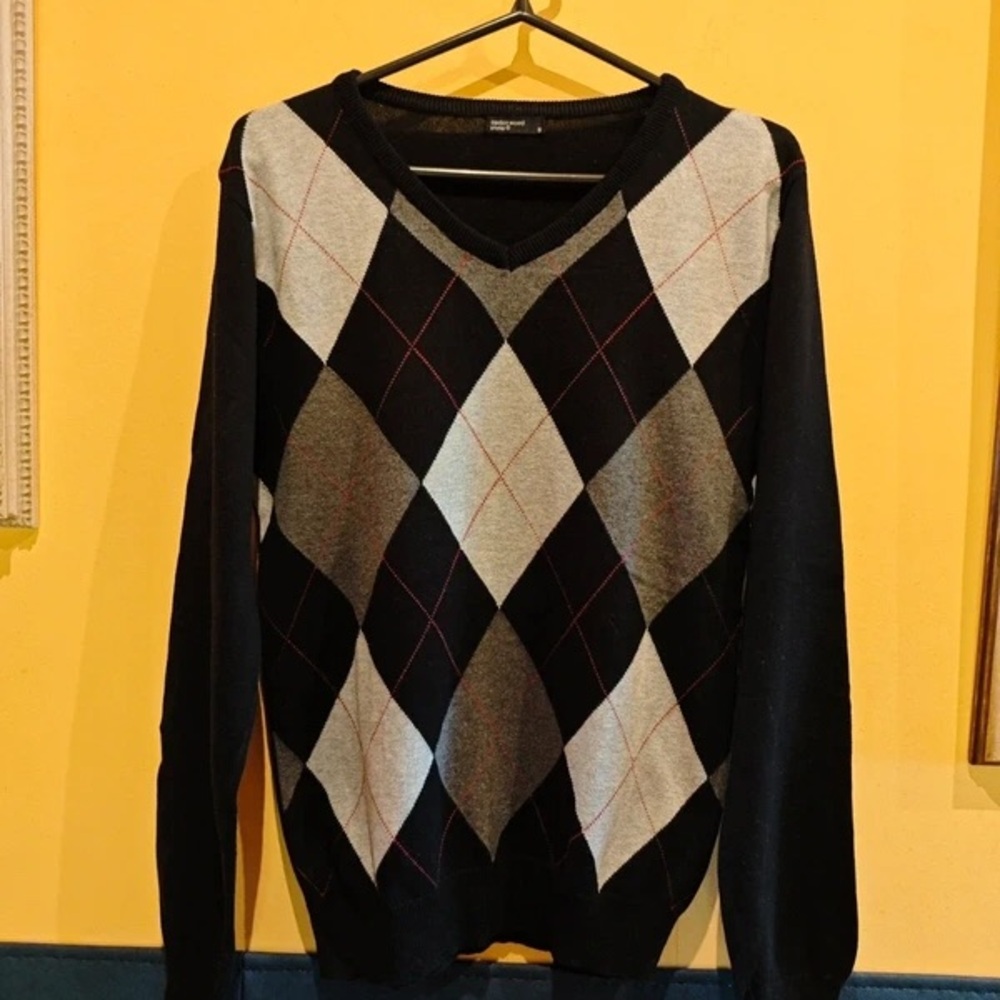 Classic Argyle V-Neck Sweater - Black and Gray